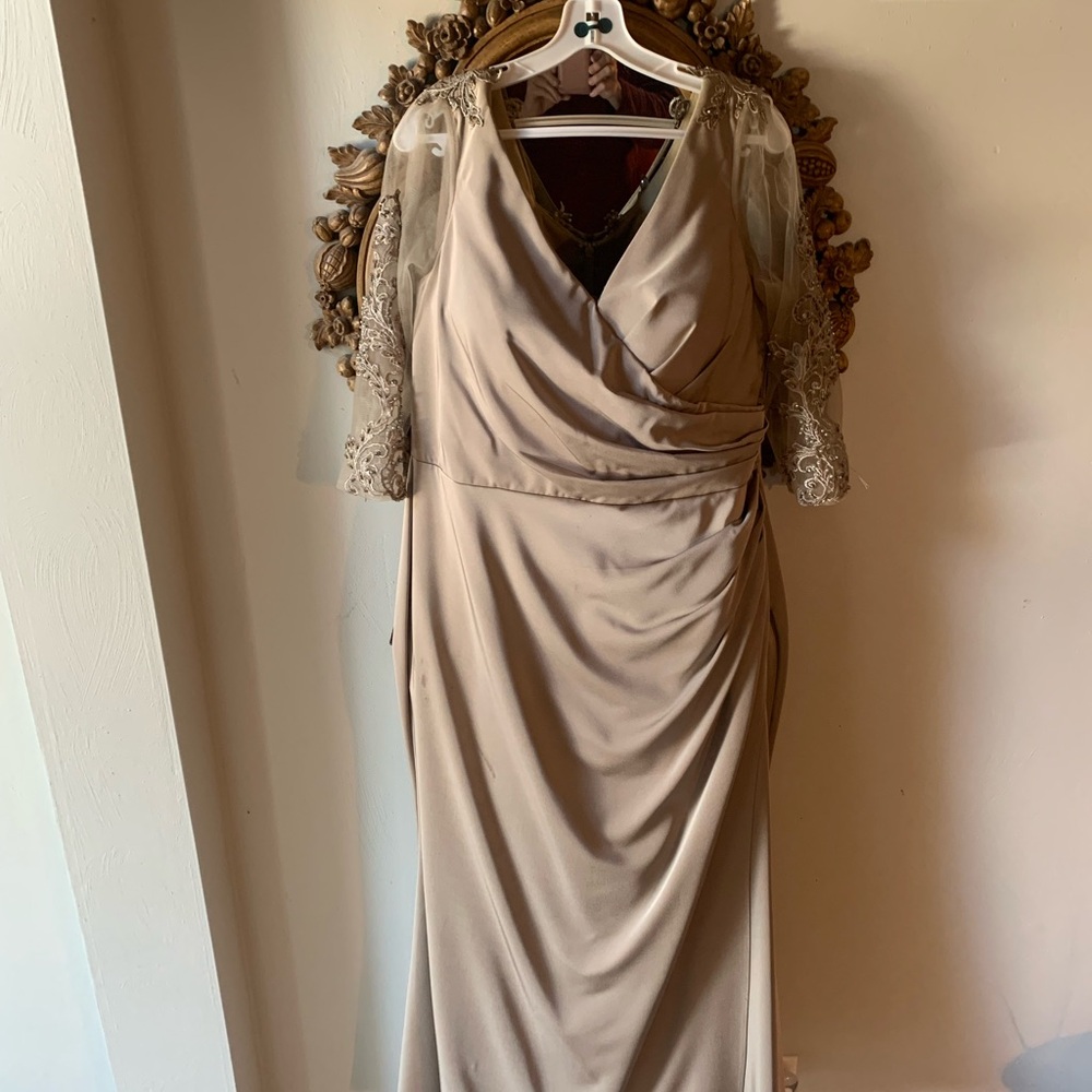 Chic Long Sleeve Lace Dress in Beige